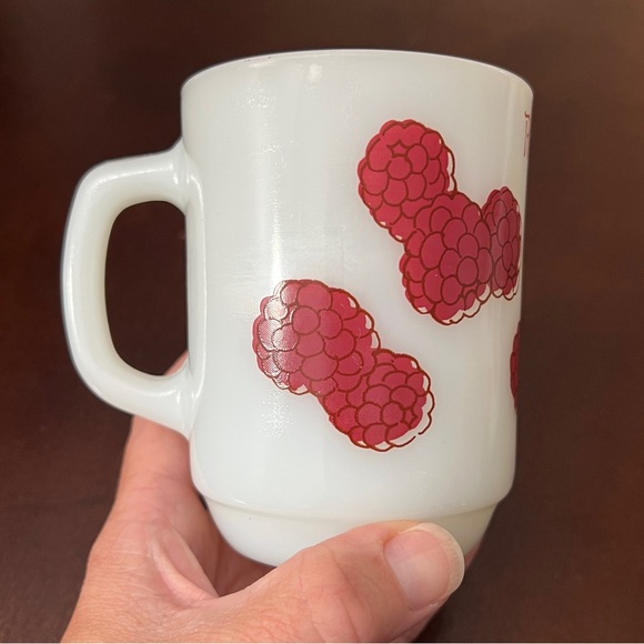 Vintage Raspberry Tart & Strawberry Shortcake Anchor Hocking Milk Glass Mugs Set - Picture 8 of 14